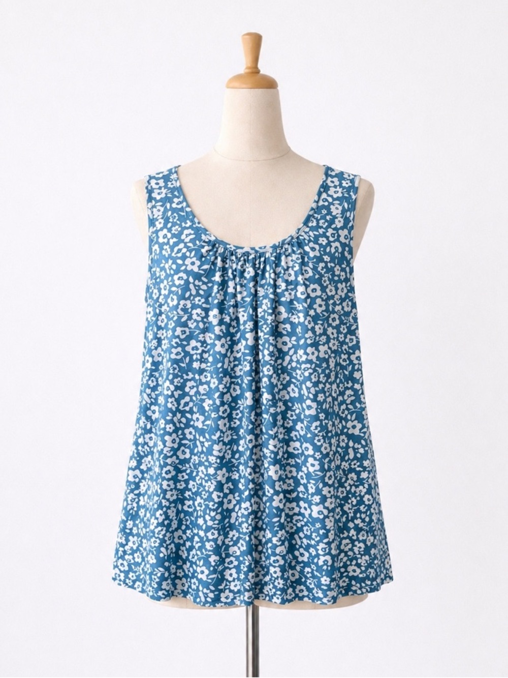 🌼 3/$15 Blue Floral Sleeveless Scoop Neck Top